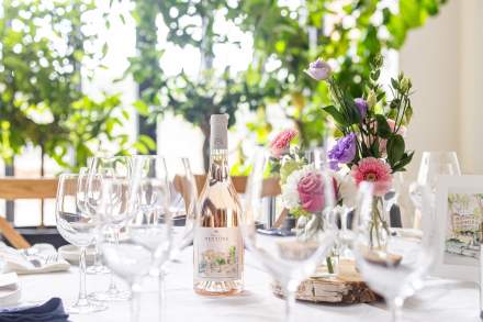 Les Souvenirs Rosé sur table dressée