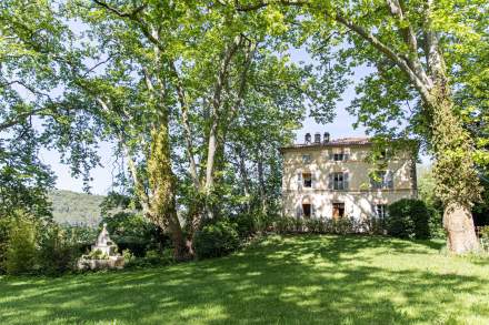 Façade Chateau Mentone dans le Haut Pays Varois